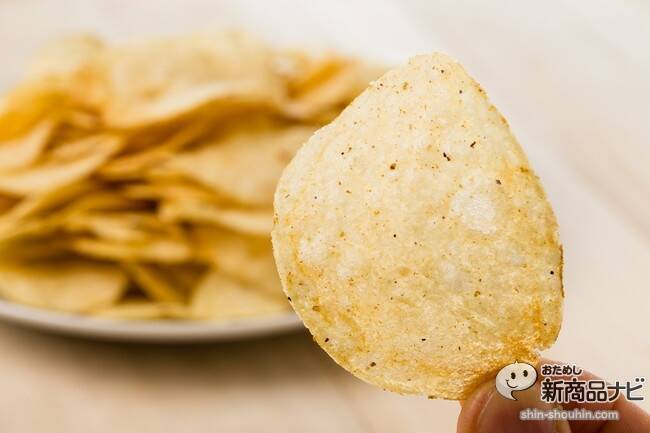 カルビー『ポテトチップス 牛たんしお味』は、炭焼きの香ばしさを見事に再現！ 濃い塩味に食欲をそそられる！