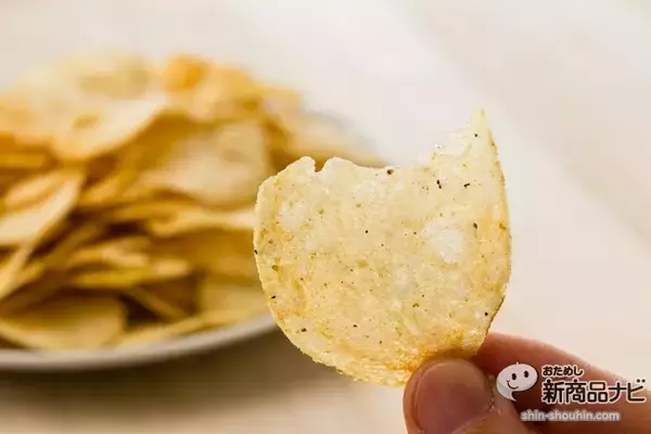 「カルビー『ポテトチップス 牛たんしお味』は、炭焼きの香ばしさを見事に再現！ 濃い塩味に食欲をそそられる！」の画像