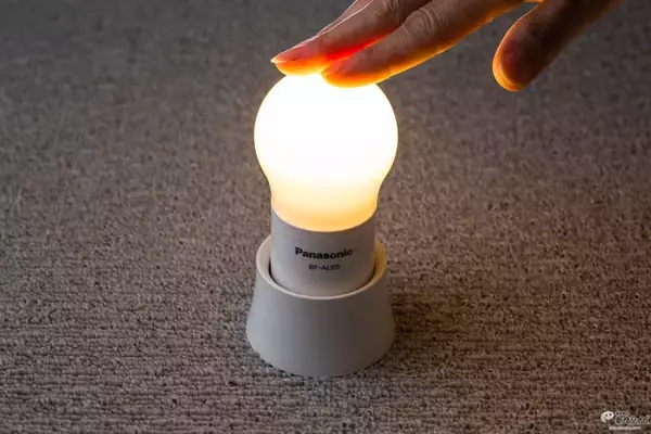『乾電池エボルタ付きLEDランタン（球ランタン）』触っても火傷せず40日間使用可能で懐中電灯にもなる万能灯