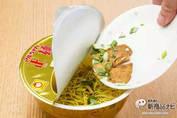 「『マルちゃん正麺　カップ　芳醇こく醤油』生に近けりゃ旨いのか!?カップ麺ファン自問自答確実の問題麺を実食！」の画像