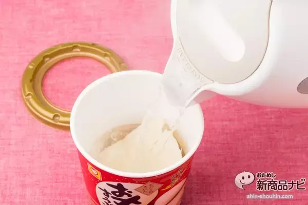 「『マルちゃん カップ　おだしのきいたおもちすうぷ』思いついたタイミングで”すぐお雑煮！”ができる！」の画像