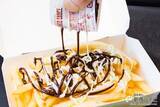 「『マックチョコポテト』熱々「マックフライポテト」に2種の黒白チョコソースをかけた新メニューを食べた！」の画像1