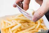 「『マックチョコポテト』熱々「マックフライポテト」に2種の黒白チョコソースをかけた新メニューを食べた！」の画像6