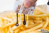 「『マックチョコポテト』熱々「マックフライポテト」に2種の黒白チョコソースをかけた新メニューを食べた！」の画像7