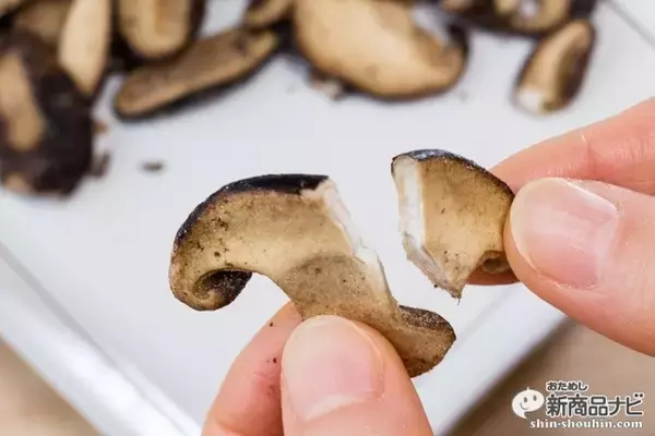 「『茸のまんま しいたけ 香ばし醤油味』椎茸がそのままスナックになった夢の低糖質菓子！」の画像
