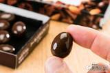 「『スイーツデイズ 乳酸菌ショコラ アーモンドチョコレートビター』チョコの力で腸に届く!?「甘さ控えめ」」の画像5