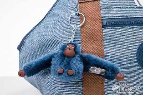 「カジュアルバッグのキプリングとemoji®がコラボした!! 楽しさを演出する“春夏限定”バッグコレクション発売中！」の画像