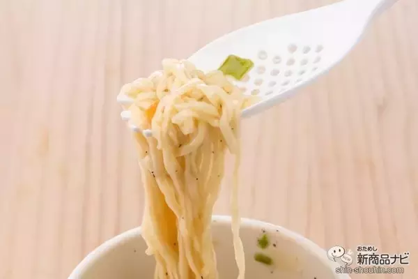 「麺も具も残さない新型ラーメンレンゲ『スクーン』ならストレスフリー＆ヘルシーにカップ麺を食べられる!?」の画像