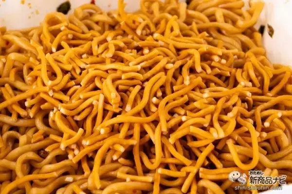 「おつまみにもなる『おやつカンパニー監修 ベビースターラーメンおつまみ風焼そば ピリ辛チキン味』を“追いベビースター”で食べてみた！」の画像