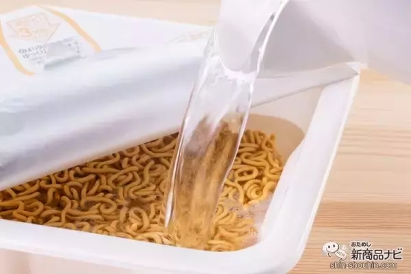 「おつまみにもなる『おやつカンパニー監修 ベビースターラーメンおつまみ風焼そば ピリ辛チキン味』を“追いベビースター”で食べてみた！」の画像