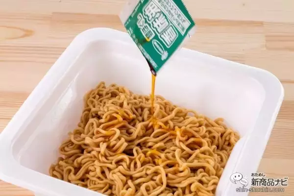 「おつまみにもなる『おやつカンパニー監修 ベビースターラーメンおつまみ風焼そば ピリ辛チキン味』を“追いベビースター”で食べてみた！」の画像