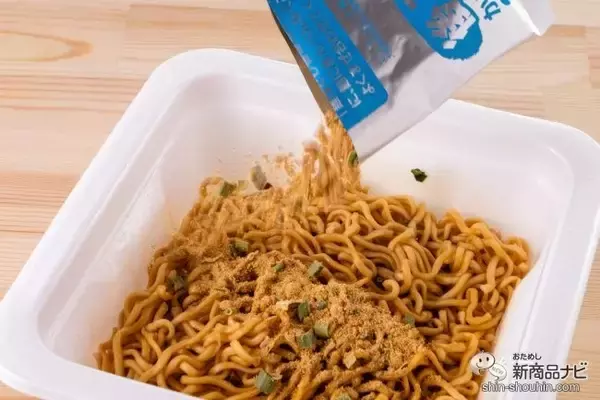 「おつまみにもなる『おやつカンパニー監修 ベビースターラーメンおつまみ風焼そば ピリ辛チキン味』を“追いベビースター”で食べてみた！」の画像