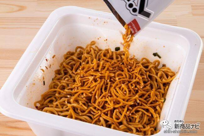 おつまみにもなる『おやつカンパニー監修 ベビースターラーメンおつまみ風焼そば ピリ辛チキン味』を“追いベビースター”で食べてみた！