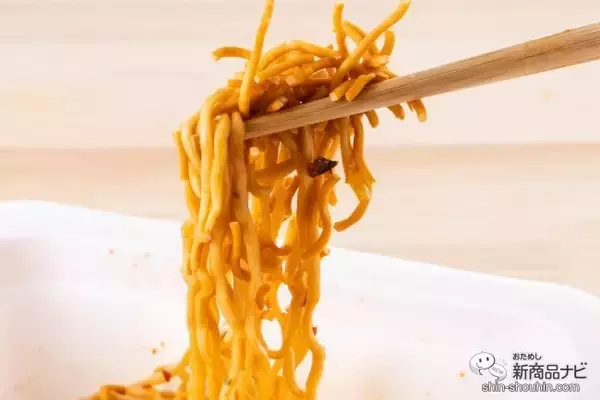 「おつまみにもなる『おやつカンパニー監修 ベビースターラーメンおつまみ風焼そば ピリ辛チキン味』を“追いベビースター”で食べてみた！」の画像