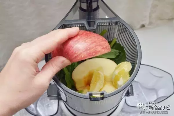 「野菜や果物などの栄養素を自動でまるごとギュッ！ 『ヒューロムスロージューサー H-300E』で、美しい髪を目指したい！」の画像