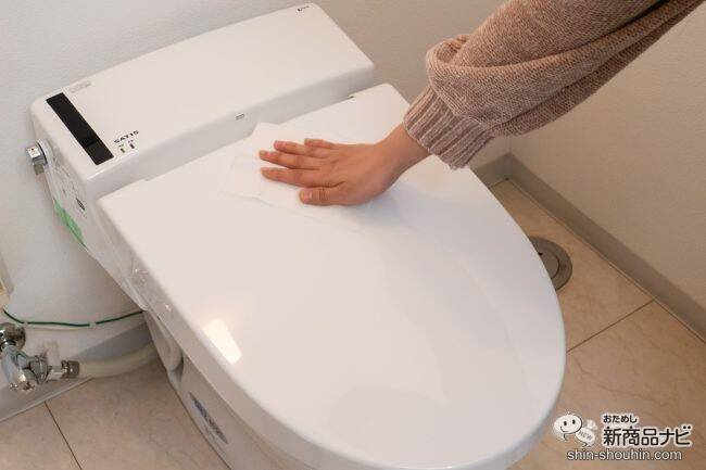 破れにくいという噂は本当だった…！ 『HouseLab 流せるトイレクリーナー レモンミントの香り』は、1枚でトイレを思う存分拭けるタフがさがいい