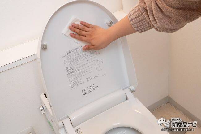 破れにくいという噂は本当だった…！ 『HouseLab 流せるトイレクリーナー レモンミントの香り』は、1枚でトイレを思う存分拭けるタフがさがいい