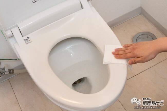 破れにくいという噂は本当だった…！ 『HouseLab 流せるトイレクリーナー レモンミントの香り』は、1枚でトイレを思う存分拭けるタフがさがいい