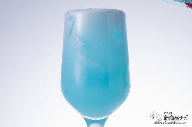 沖縄の代表的人気アイス「ブルーシール」の定番フレーバーが炭酸ドリンクに！ 『がぶ飲みブルーウェーブフロート』を飲んでみた