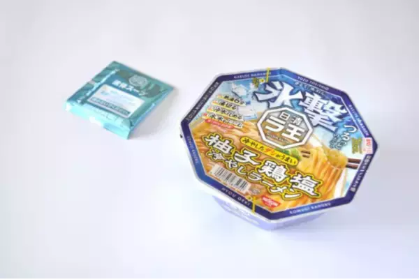 「【新発売】氷でキリッと冷やす新しい食べ方！ 『日清氷撃ラ王 柚子鶏塩』で夏の暑さを吹き飛ばそう」の画像