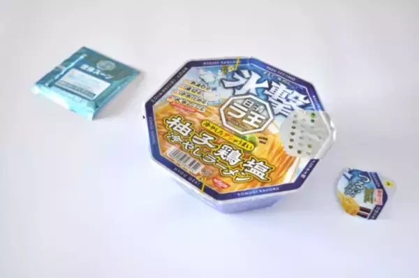 「【新発売】氷でキリッと冷やす新しい食べ方！ 『日清氷撃ラ王 柚子鶏塩』で夏の暑さを吹き飛ばそう」の画像