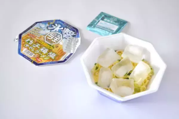 「【新発売】氷でキリッと冷やす新しい食べ方！ 『日清氷撃ラ王 柚子鶏塩』で夏の暑さを吹き飛ばそう」の画像