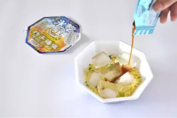 「【新発売】氷でキリッと冷やす新しい食べ方！ 『日清氷撃ラ王 柚子鶏塩』で夏の暑さを吹き飛ばそう」の画像