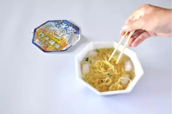 「【新発売】氷でキリッと冷やす新しい食べ方！ 『日清氷撃ラ王 柚子鶏塩』で夏の暑さを吹き飛ばそう」の画像