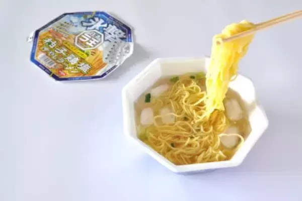 「【新発売】氷でキリッと冷やす新しい食べ方！ 『日清氷撃ラ王 柚子鶏塩』で夏の暑さを吹き飛ばそう」の画像