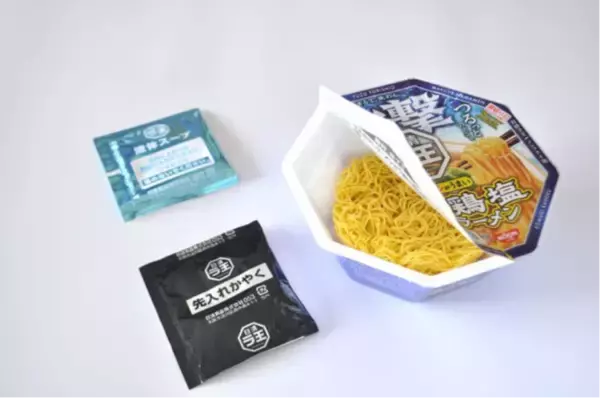 「【新発売】氷でキリッと冷やす新しい食べ方！ 『日清氷撃ラ王 柚子鶏塩』で夏の暑さを吹き飛ばそう」の画像