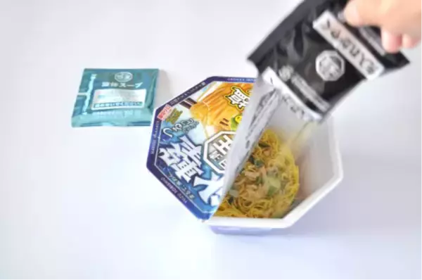 「【新発売】氷でキリッと冷やす新しい食べ方！ 『日清氷撃ラ王 柚子鶏塩』で夏の暑さを吹き飛ばそう」の画像