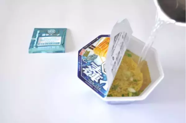 「【新発売】氷でキリッと冷やす新しい食べ方！ 『日清氷撃ラ王 柚子鶏塩』で夏の暑さを吹き飛ばそう」の画像