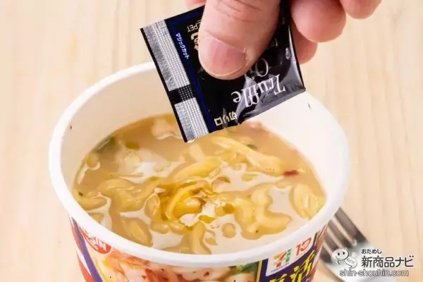 「【逆輸入グルメ】一風堂ニューヨーク店からやってきたセブンプレミアム『IPPUDO from New York クラムチャウダーヌードル』は、トリュフとペッパーの異次元麺メニューだった」の画像