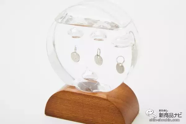 「天気や気温によって異なる表情を楽しめる！ 『ストームグラス ラウンド』『ガラスフロート温度計 ラウンド』が手ごろなサイズ感で登場！」の画像