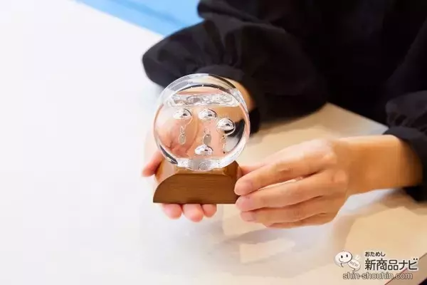 「天気や気温によって異なる表情を楽しめる！ 『ストームグラス ラウンド』『ガラスフロート温度計 ラウンド』が手ごろなサイズ感で登場！」の画像