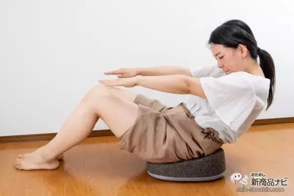 「クッションを「ふみふみ」しながらのバランス運動効果！ 軽くてかわいい『オアシス ふみトレステッパー』で足腰を鍛えよう」の画像
