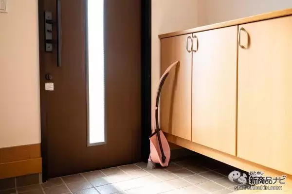 「玄関にあえて出しっぱなしにしたい美しさ！ 『Becco ほうき ちりとりセット』は、頑張らなくてもキレイが続く掃除の名パートナー」の画像