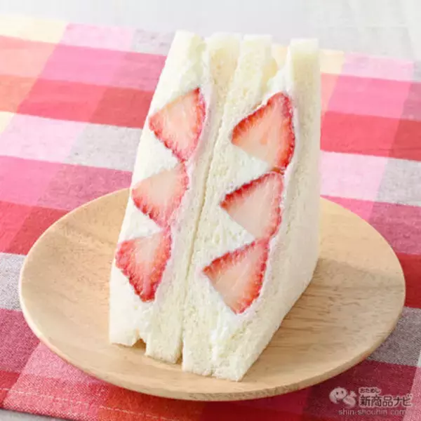 「『ファミリーマート・今週の新商品情報』新作スイーツ勢ぞろい！ いちごフェアも引き続き開催中『こいうまクリームショコラタルト』や『【ファミマのいちご狩り®】マカロンいちごミルク味＆いちごジャム味』ほか」の画像