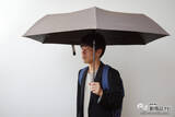 「日差しにも突然の大雨にも対応するオールラウンダー！ 軽くて大きくて便利な折りたたみ傘『VERYKAL LARGE Flat』」の画像9