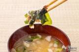 「出汁いらずのおいしさ！ シンプルを極めた究極のみそ汁の新作『味噌屋のまかないみそ汁 蔵出し寒熟白つぶみそ』を飲んでみた」の画像10