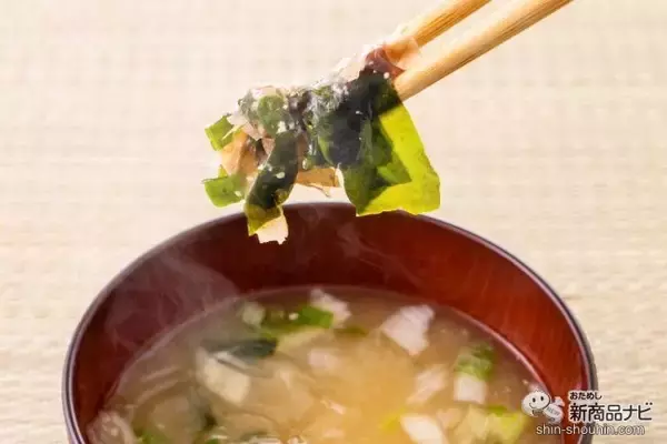 「出汁いらずのおいしさ！ シンプルを極めた究極のみそ汁の新作『味噌屋のまかないみそ汁 蔵出し寒熟白つぶみそ』を飲んでみた」の画像