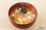 「出汁いらずのおいしさ！ シンプルを極めた究極のみそ汁の新作『味噌屋のまかないみそ汁 蔵出し寒熟白つぶみそ』を飲んでみた」の画像11