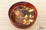 「出汁いらずのおいしさ！ シンプルを極めた究極のみそ汁の新作『味噌屋のまかないみそ汁 蔵出し寒熟白つぶみそ』を飲んでみた」の画像12
