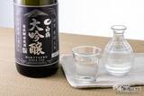 「＜年末年始は特別な日本酒を＞金箔付き『白鶴 大吟醸 生貯蔵酒 一度火入 1.8L』のフレッシュな味わいを楽しんでみた」の画像1