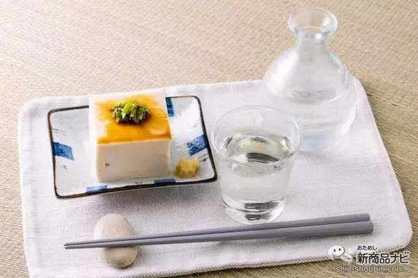 「＜年末年始は特別な日本酒を＞金箔付き『白鶴 大吟醸 生貯蔵酒 一度火入 1.8L』のフレッシュな味わいを楽しんでみた」の画像