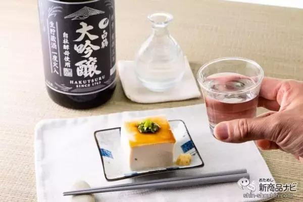 「＜年末年始は特別な日本酒を＞金箔付き『白鶴 大吟醸 生貯蔵酒 一度火入 1.8L』のフレッシュな味わいを楽しんでみた」の画像