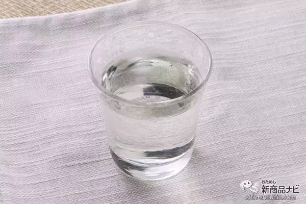 「＜年末年始は特別な日本酒を＞金箔付き『白鶴 大吟醸 生貯蔵酒 一度火入 1.8L』のフレッシュな味わいを楽しんでみた」の画像