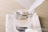 「＜年末年始は特別な日本酒を＞金箔付き『白鶴 大吟醸 生貯蔵酒 一度火入 1.8L』のフレッシュな味わいを楽しんでみた」の画像9