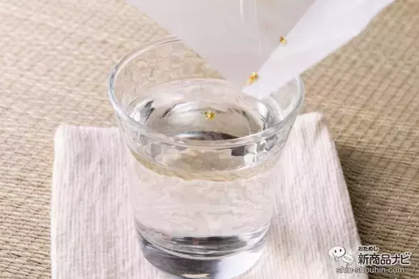 「＜年末年始は特別な日本酒を＞金箔付き『白鶴 大吟醸 生貯蔵酒 一度火入 1.8L』のフレッシュな味わいを楽しんでみた」の画像