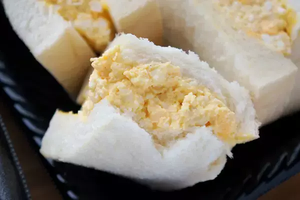 「【玉子サンド・かつ丼】西友で買えるようになったトライアルの名物「白いたっぷり玉子サンド」と「ロースかつ重」のお得感があまりにも度を超えていた：パリッコ『今週のハマりめし』第231回」の画像